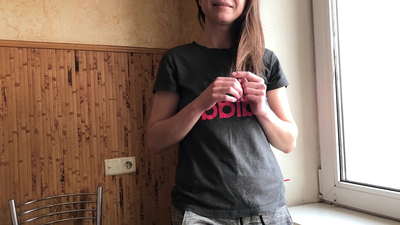 Bror hjälpte styvsyster att slappna av inför första dejten. Ryska amatör med talande