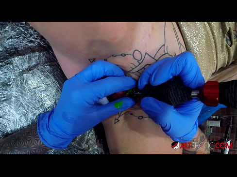 ❤️ Extremt tatuerade snyggingen Sully Savage fick en tatuering på sin klitoris ❤️❌ Sluts at us sv.mysexgamer.ru ❌